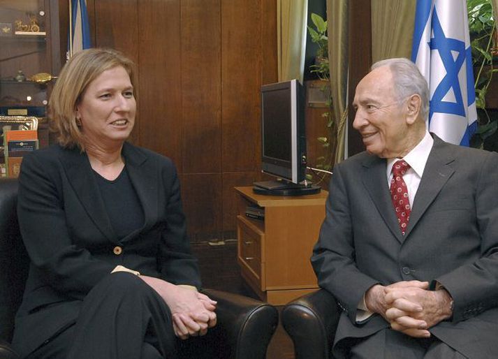 Tzipi Livni fundar á morgun með Shimoni Peres, forseta Ísraels, um stöðu mála.
