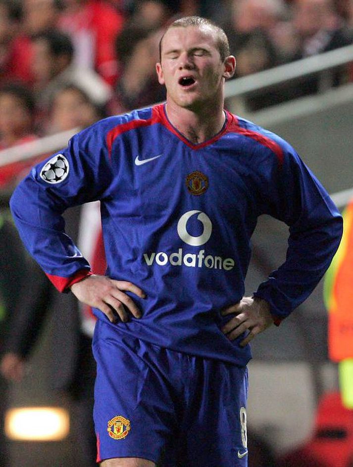 7. desember 2005 Wayne Rooney getur ekki leynt vonbrigðum sínum eftir tap á móti Benfica í Lissabon sem kostaði Manchester United sæti í 16 liða úrslitum Meistaradeildarinnar 2005-2006. Nordicphotos/getty