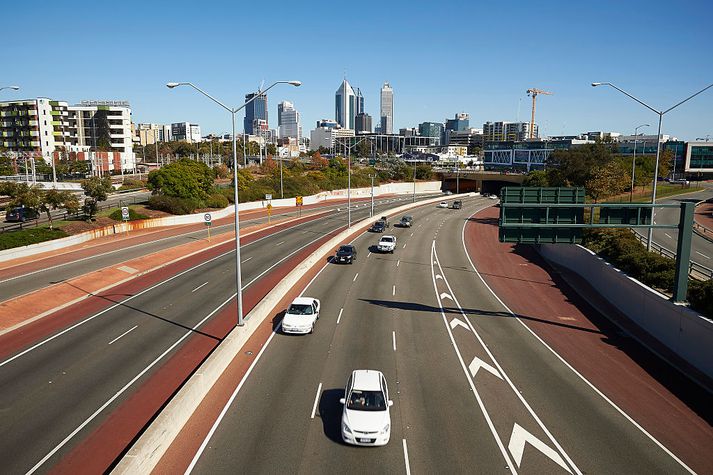 Drengurinn var á leiðinni til borgarinnar Perth, höfuðborgar Vestur-Ástralíufylkis.