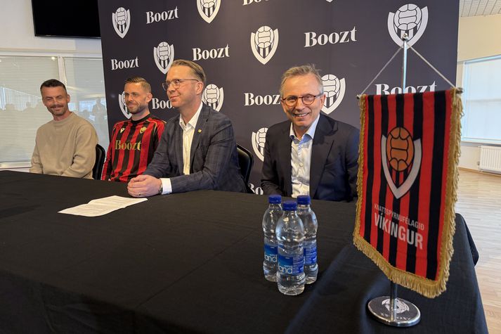 Sölvi Geir Ottesen, þjálfari Víkings, Gylfi Þór Sigurðsson, leikmaður liðsins, Heimir Gunnlaugsson, formaður knattspyrnudeildar, og Hermann Valur Haraldsson, forstjóri Boozt.