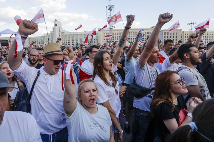 Mótmælendur í Minsk í gær.