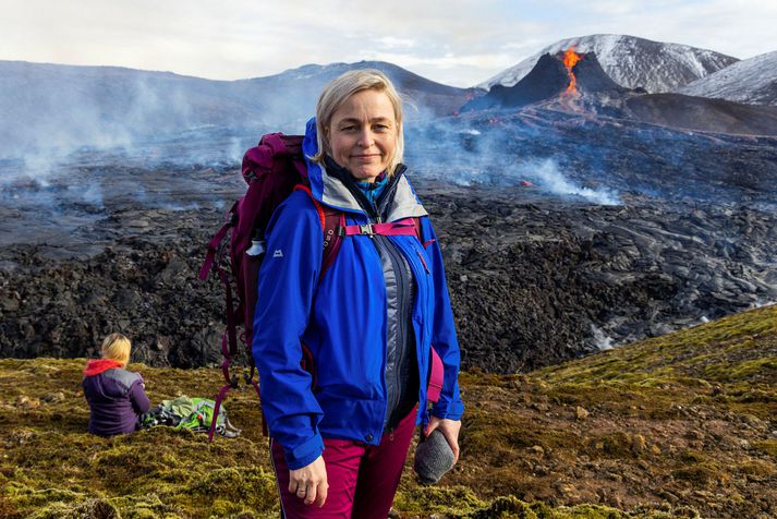 Kristín Jónsdóttir, hópstjóri náttúruvárvöktunar á Veðurstofunni, á gossvæðinu í Geldingadölum. Hún segir ekki hægt að útiloka að þær miklu færslur sem hafa orðið á Reykjanesskaganum síðustu vikur geti valdið spennubreytingum á mjög stóru svæði, þar með talið í Þrengslunum.