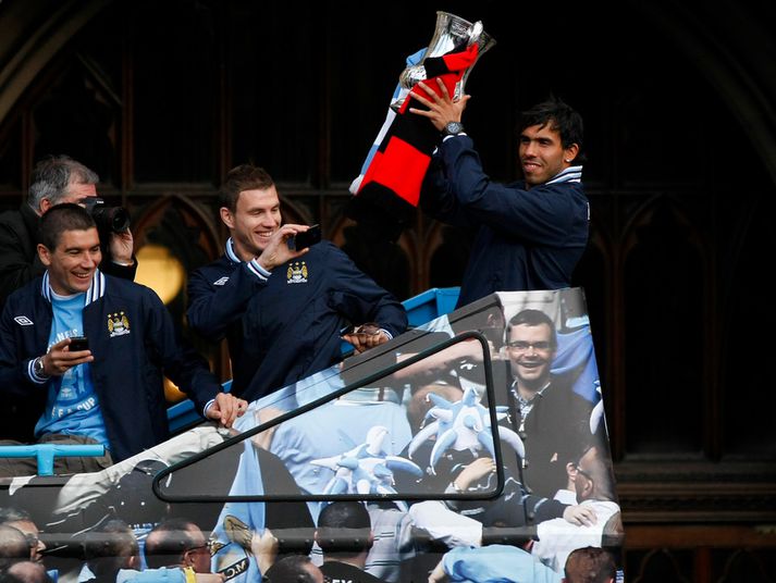 Carlos Tevez sýnir stuðningsmönnunum bikarinn.