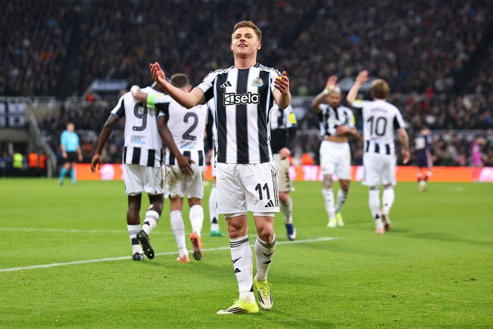 Harvey Barnes fagnar þriðja og síðasta marki Newcastle United á St. James´s Park í kvöld.