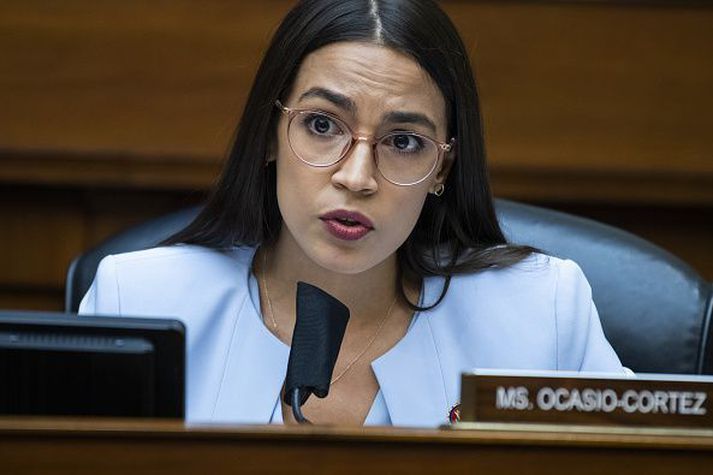 Alexandria Ocasio-Cortez er situr í fulltrúadeild Bandaríkjaþings. Hún er afar vinsæl á samfélagsmiðlum og leyfði fylgjendum sínum að fylgjast með bólusetningarferlinu.