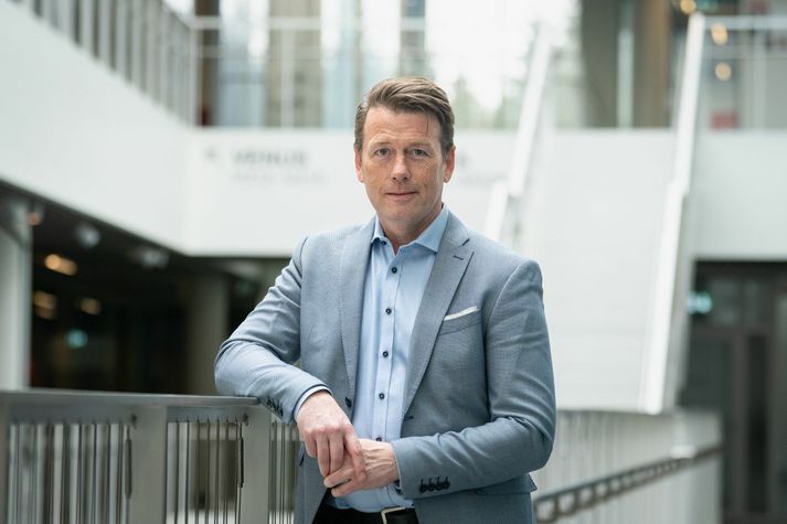 Flest íslensk fyrirtæki eru lítil og meðalstór en mismunandi kröfur stórra fyrirtækja til þeirra, gerir það að verkum að mörg lítil fyrirtæki upplifa sjálfbærnistarfið sem vinnu og vesen frekar en virði segir Ketill Berg Magnússon, mannauðsstjóri Marel í Norður Evrópu og einn af gestgjöfum Sjálfbærniskóla Opna háskólans.