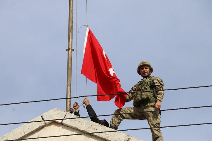 Tyrkneski fáninn dreginn að húni í miðborg Afrin.