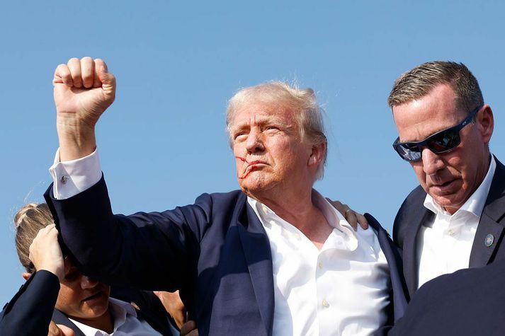Donald Trump skömmu eftir árásina í gær.