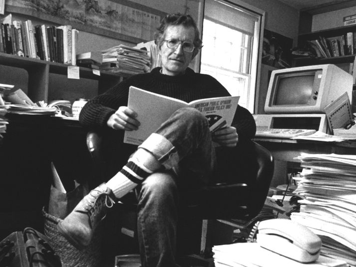 Chomsky ætlar að ræða framtíðina í orkumálum og hvort besta leiðin fyrir Íslendinga sé að selja álverum ódýra orku.