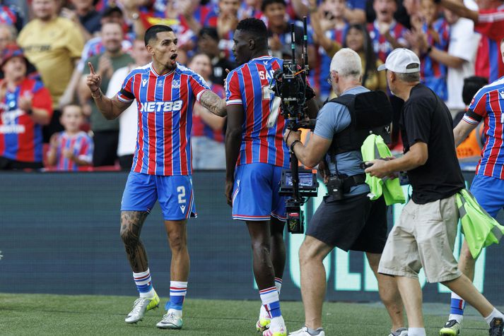 Daniel Munoz og Ismaila Sarr fagna jöfnunarmarki Crystal Palace.