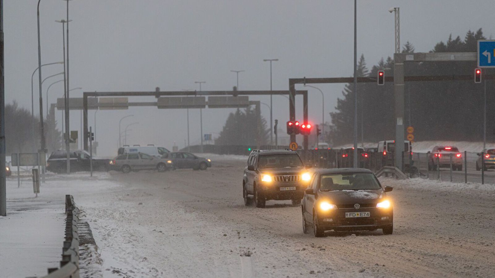 Bílar sitja fastir vegna þungrar færðar