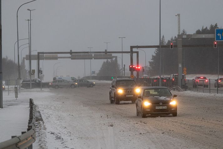 Snjóþekja er á stofnbrautum höfuðborgarsvæðisins og unnið er að mokstri. Myndin er úr safni. 