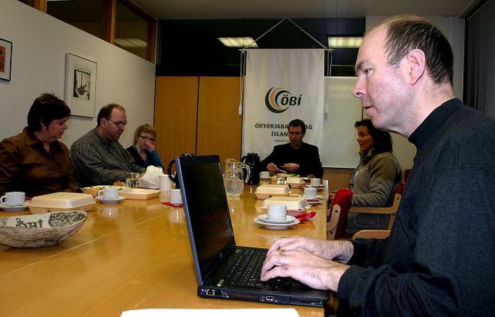 frá framkvæmdastjórnarfundi Fyrrverandi framkvæmdastjóri Öryrkjabandalagsins segir ráðningarsamning framkvæmdastjóra ekki geta verið trúnaðarmál milli formanns og framkvæmdastjóra. Samkvæmt lögum sé framkvæmdastjóri ráðinn af framkvæmdastjórn, ekki formanni.