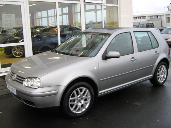 Bíllinn er af gerðinn Volkswagen Golf árgerð 2003 og er skráningarnúmer hans JY-409