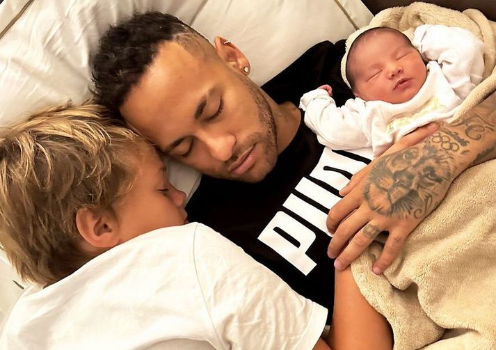 Neymar með syni sínum Davi Lucca og dótturinni Mavie.
