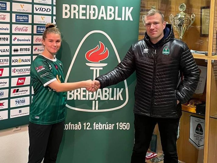 Karen María Sigurgeirsdóttir handsalar samning við Sigurð Hlíðar Rúnarsson, deildarstjóra knattspyrnudeildar Breiðabliks.