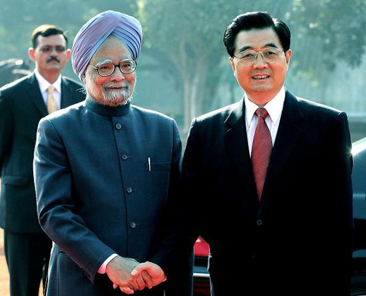 Leiðtogar Indlands og Kína Manmohan Singh, forsætisráðherra Indlands, og Hu Jintao, forseti Kína, hittust í nóvember í Nýju-Delí á fyrsta leiðtogafundi ríkjanna í áratug. Sameiginleg þjóðarframleiðsla þessara ríkja er orðin meiri en þjóðarframleiðsla Bandaríkjanna. fréttablaðið/AFP