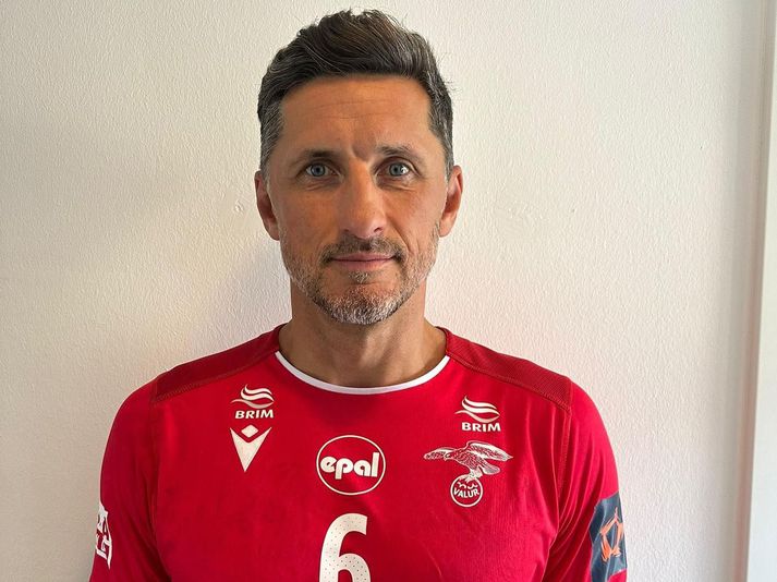 Alexander mættur í rauðu treyjuna.