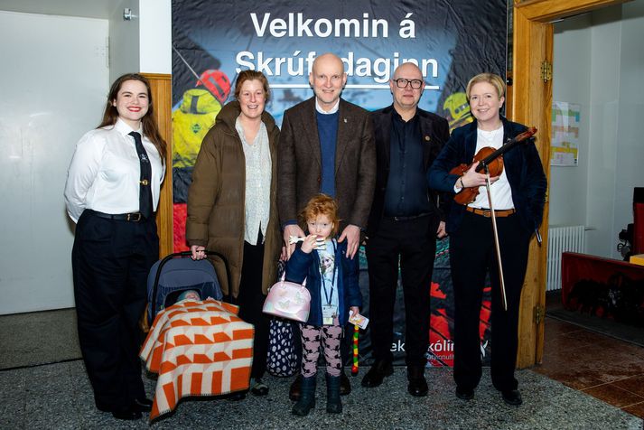 Vigdís Jóna Árnadóttir, Suzanne, Eyjólfur Ármannsson, Víglundur Laxdal Sverrisson, Hildur Ingvarsdóttir og tvær ungar stúlkur á Skrúfudaginn.