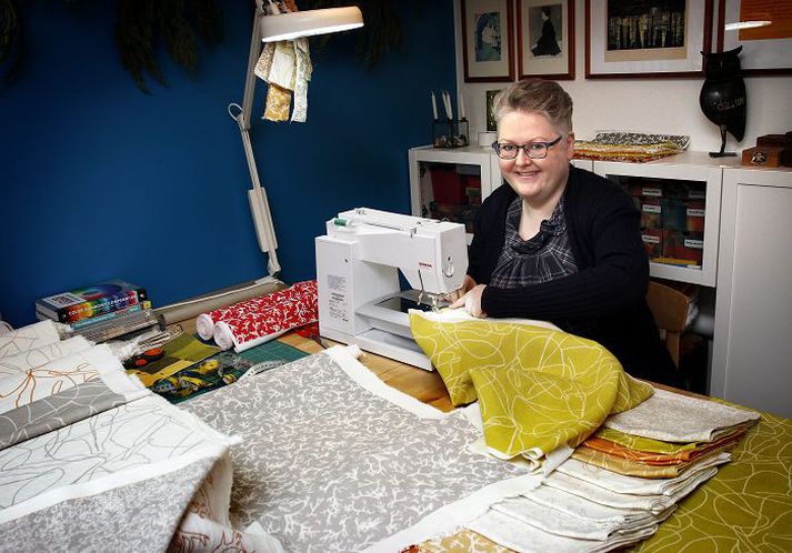Margrét Oddný Leópoldsdóttir hannar símunstur.