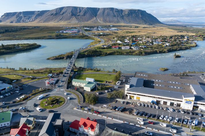 Brennuvargurinn er grunaður um íkveikju í fjölbýlishúsi.