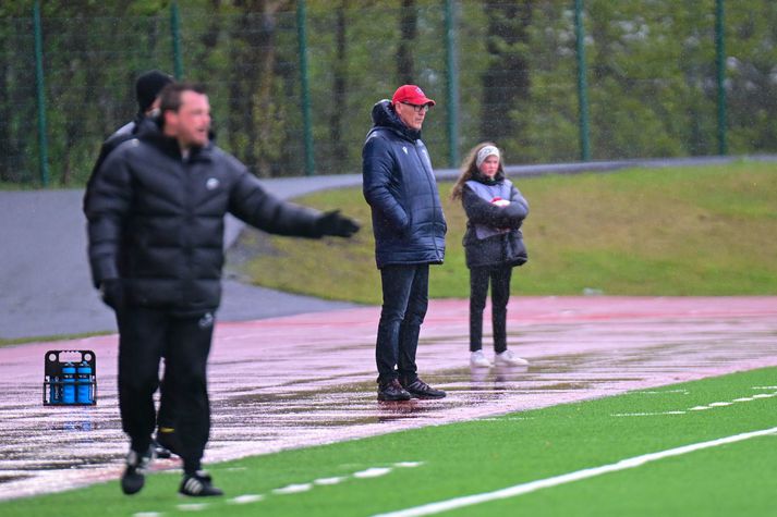 Pétur Pétursson, þjálfari Vals, á hliðarlínunni í leik kvöldsins