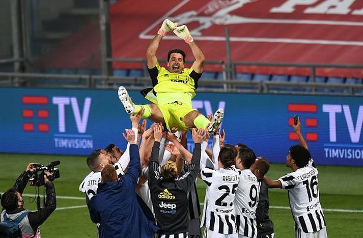 Buffon vann enn einn bikarinn í kvöld. Hann yfirgefur Juventus í lok leiktíðarinnar og var væntanlega að spila sinn síðasta leik fyrir félagið í kvöld.