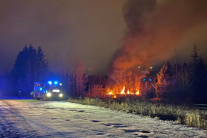 Rútan var mannlaus og varð fljótt alelda.