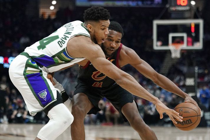 Giannis Antetokounmpo reynir að ná boltanum af Evan Mobley í tapinu gegn Cleveland í nótt.