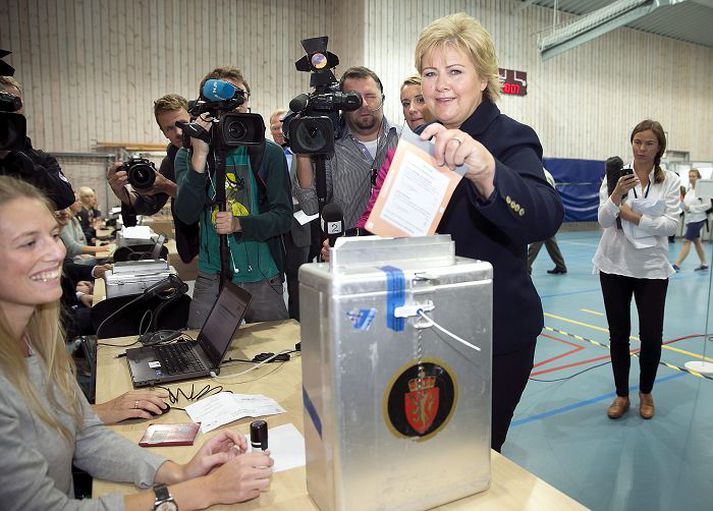 Erna Solberg, leiðtogi hægrimanna í Noregi, greiðir atkvæði.Nordicphotos/afp