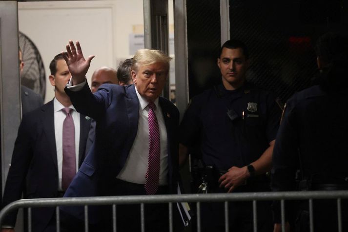 Trump við dómshúsið á Manhattan þegar réttarhöldin héldu áfram í morgun.