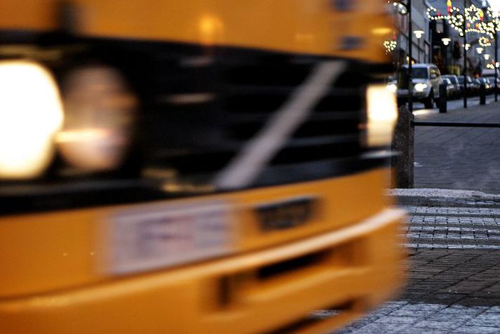 Kona á níræðisaldri varð fyrir strætisvagni og slasaðist alvarlega í Kópavogi í gærmorgun.
Fréttablaðið/Hari