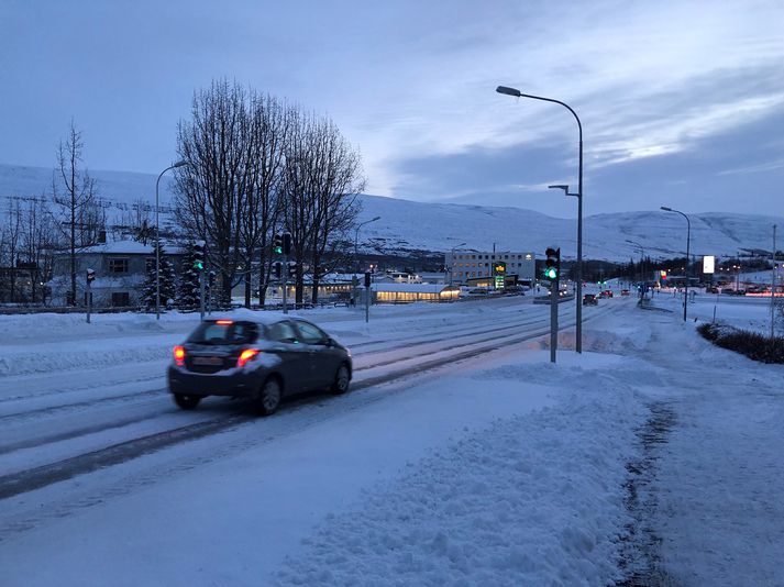 Þess er krafist að sett verði göngubrú eða grafin undirgöng í stað þessarar gangbrautar.