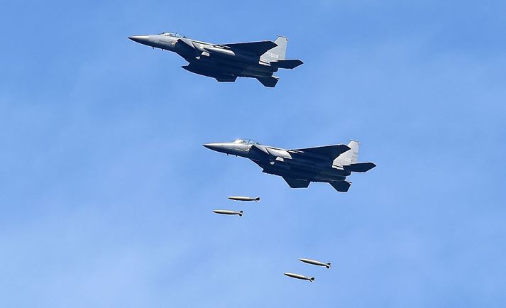 Sprengjum varpað úr F-15K flugvélum.