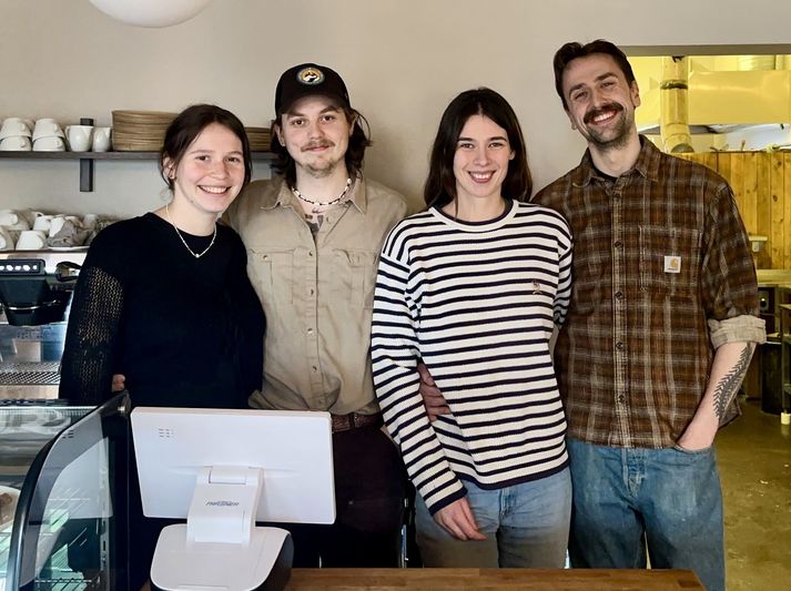 Vinahjónin Agnes, Jóel Darri, Rannveig og Páll geta brosað breitt því meir en nóg er að gera á Þúfunni sem þau eru þó enn á fullu við að standsetja.