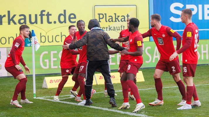 Leikmenn Kaiserslautern ýttu manninum frá sér áður en hann olli þeim nokkrum skaða