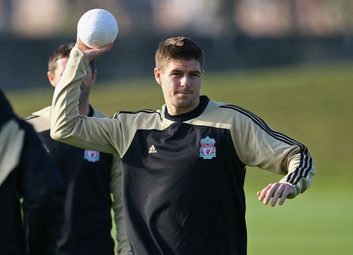 Steven Gerrard kastar bolta.