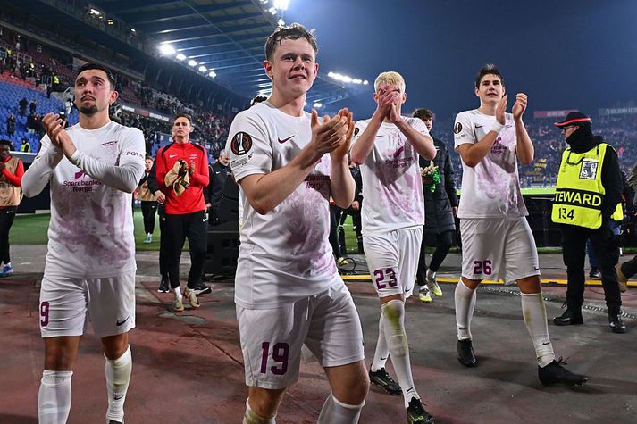 Eggert Aron Guðmundsson er leikmaður Brann í Noregi og fagnar hér eftir leik gegn Bologna í Evrópudeildinni.