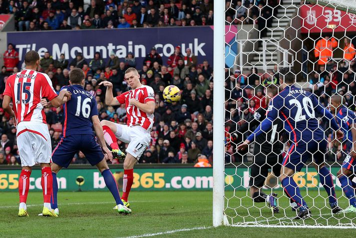 Ryan Shawcross skorar hér markið.