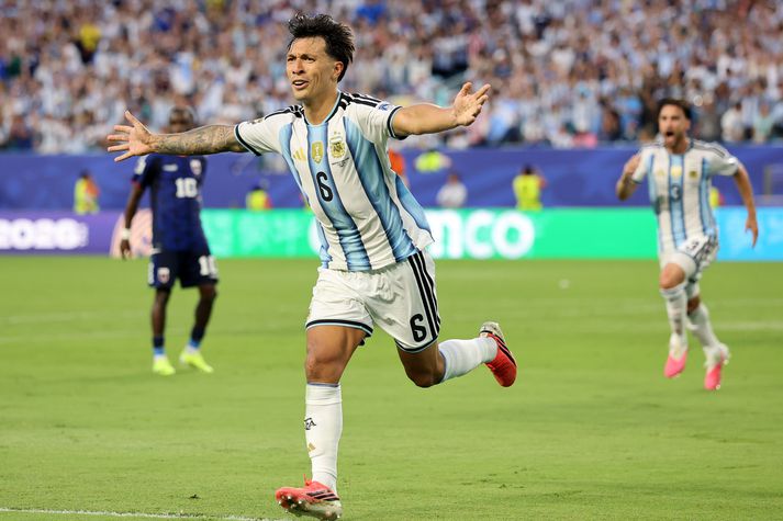 Lisandro Martinez fagnaði vel og innilega eftir að hafa tryggt Argentínu í 16-liða úrslit heimsmeistaramótsins í fótbolta