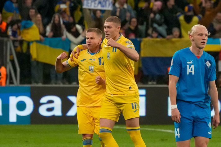 Oleksandr Zinchenko og Artem Dovbyk fagna sigri á Íslandi í Póllandi í gær.