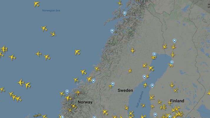 Avinor tilkynnti um 12:30 að íslenskum tíma að búið væri að opna loftrýmið á ný.