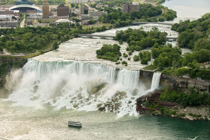 Sprengingin varð nálægt NIagara-fossunum sem eru á landamærum Bandaríkjanna og Kanada.