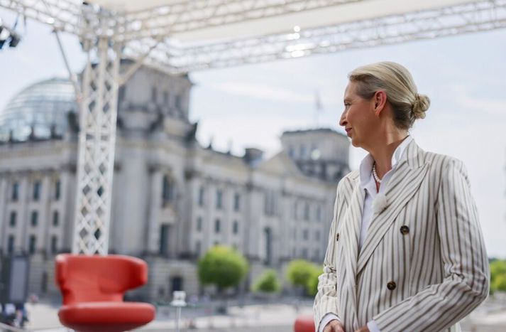 Alice Weidel og Valkostur fyrir Þýskaland ætla sér stóra hluti í sambandslandskosningunum. Weidel hefur lítið gert til þess að stoppa af samsæriskenningar um dauða frambjóðenda flokksins í fjölmennasta sambandslandinu.