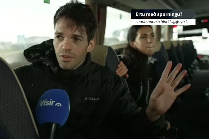 Rætt við ísraelska ferðamenn um borð í strætónum.