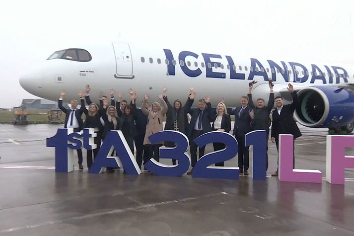 Starfsmenn Icelandair fagna móttöku fyrstu Airbus-þotunnar í Hamborg þann 3. desember síðastliðinn.