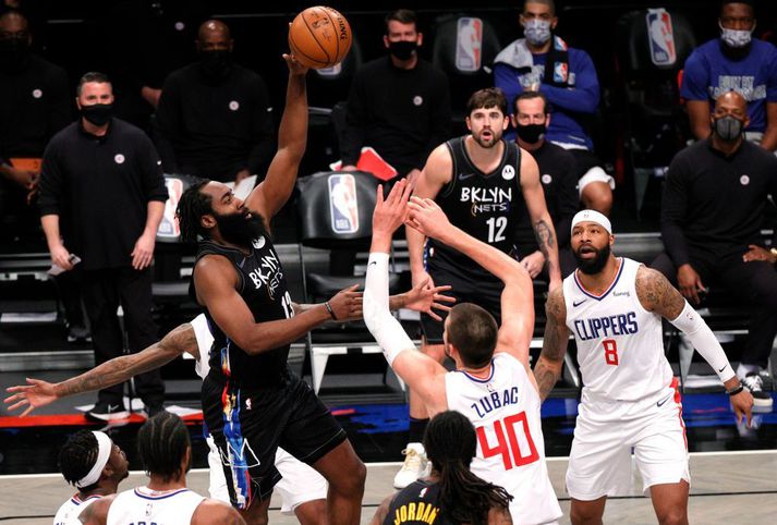 James Harden var með þrefalda tvennu í sigrinum á LA Clippers.