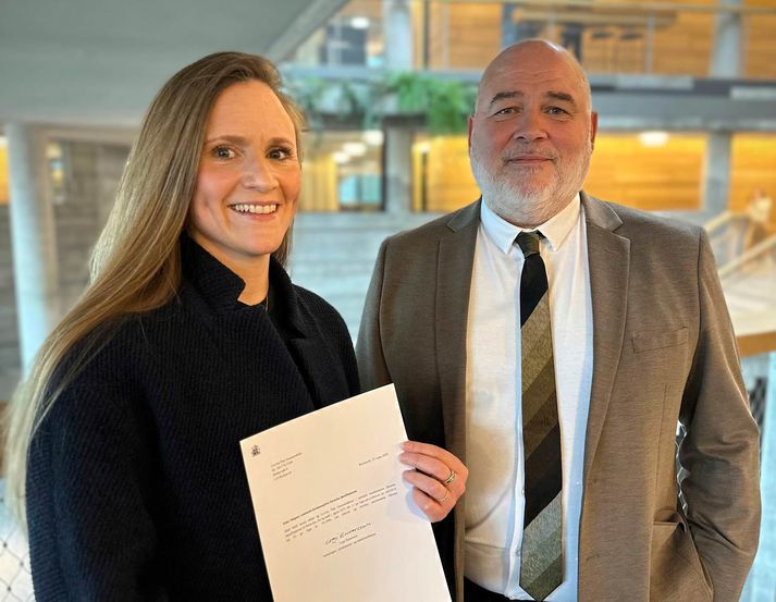 Lovísa Ósk Gunnarsdóttir með Loga Einarssyni ráðherra. 