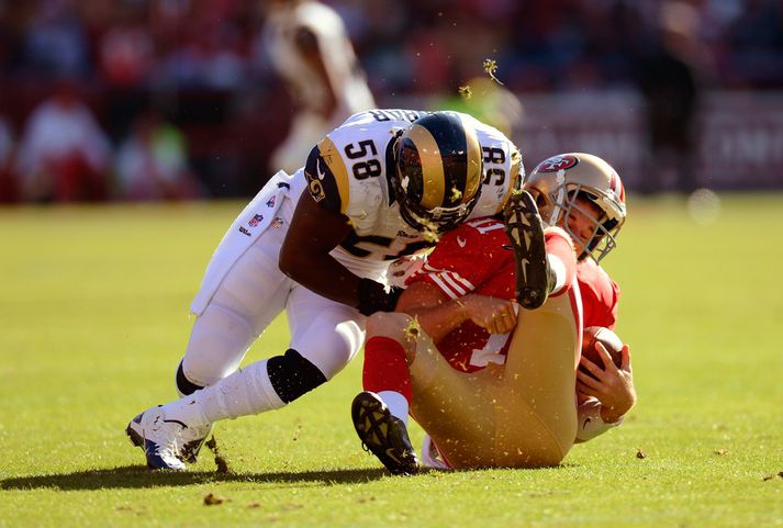 Alex Smith fær hér höggið sem leiddi til heilahristingsins gegn St. Louis.
