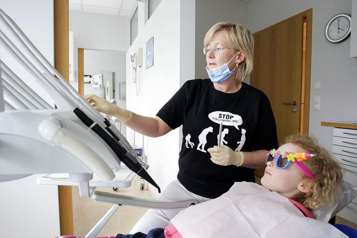 Eftir þrjú ár fá öll börn yngri en átján ára ókeypis tannlækningar.